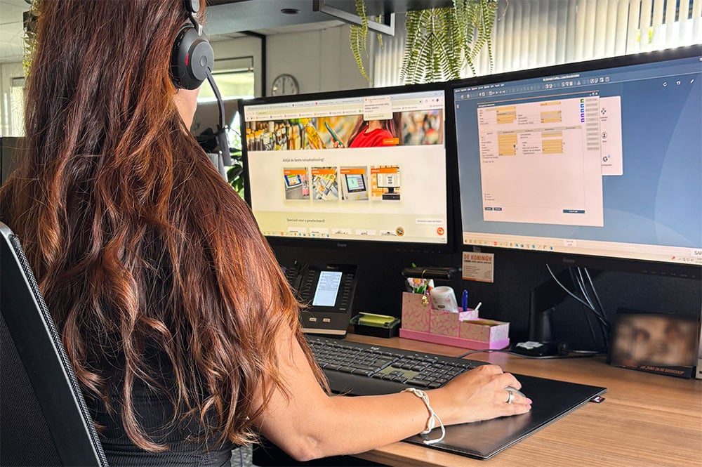Service engineer van De Koningh installeert TTO-apparatuur bij klant