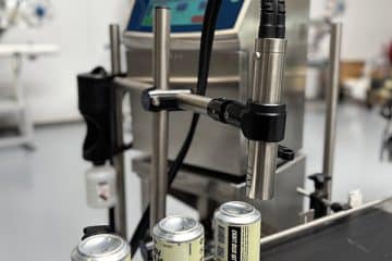 Coderen van blikjes bier. Ideaal voor de brouwerij sector.