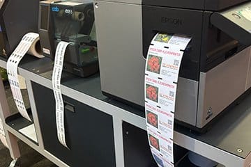 Kleurenstekers en hangkaartjes, geprint met onze kleurenprinters